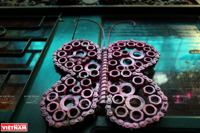 Quán càphê làm bằng vật liệu tái chế trong phố cổ Hà Nội ảnh 5