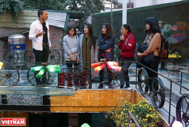 Quán càphê làm bằng vật liệu tái chế trong phố cổ Hà Nội ảnh 12