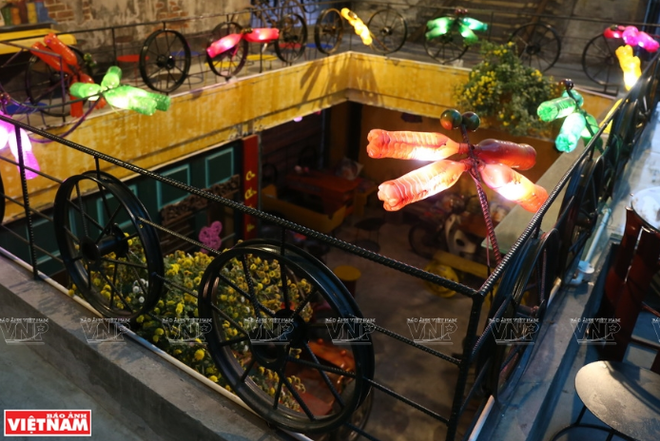 Quán càphê làm bằng vật liệu tái chế trong phố cổ Hà Nội ảnh 2