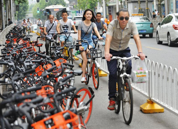 Người dân Vũ Hán (Trung Quốc) tham gia chương tình chia sẻ xe đạp. (Nguồn: Reuters) Các xu hướng mới trên thế giới mở đầu cho kỷ nguyên hậu ôtô ảnh 1