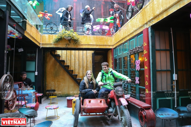 Quán càphê làm bằng vật liệu tái chế trong phố cổ Hà Nội ảnh 9