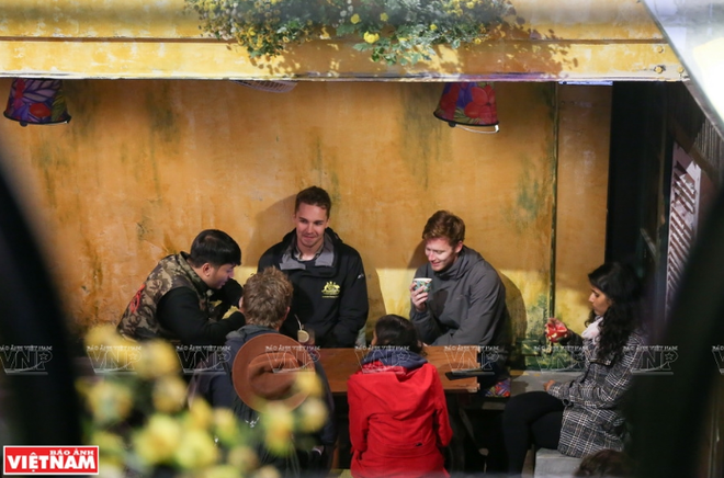 Quán càphê làm bằng vật liệu tái chế trong phố cổ Hà Nội ảnh 3