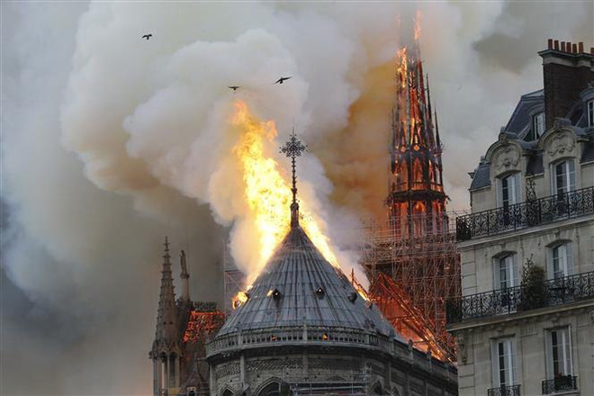 Khói lửa bốc ngùn ngụt tại hiện trường vụ cháy Nhà thờ Đức Bà Paris ngày 15/4/2019. (Ảnh: AFP/TTXVN) Hình ảnh mới về cảnh 'diệt' giặc lửa vụ cháy Nhà thờ Đức Bà Paris ảnh 1