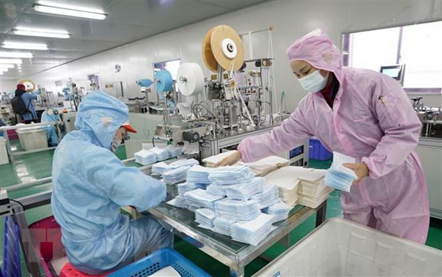 Công nhân may khẩu trang y tế tại một nhà máy ở Trung Quốc. (Ảnh: THX/TTXVN) Trung Quốc siết chặt hoạt động xuất khẩu thiết bị bảo hộ y tế cá nhân ảnh 1