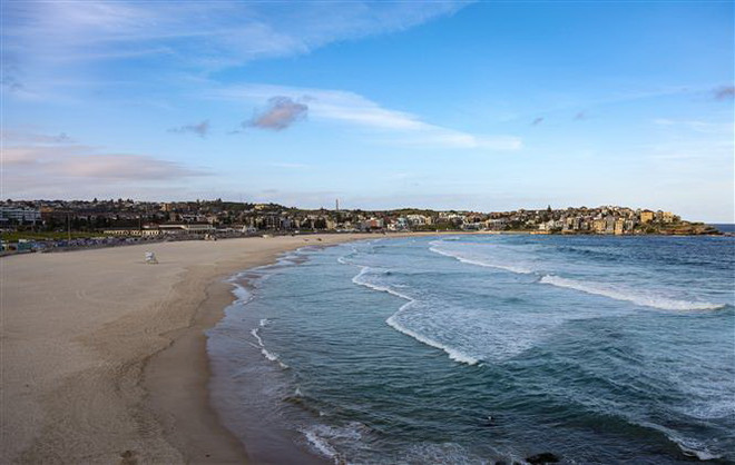 Nhiều bãi biển nổi tiếng thế giới vắng bóng du khách trong mùa dịch ảnh 1