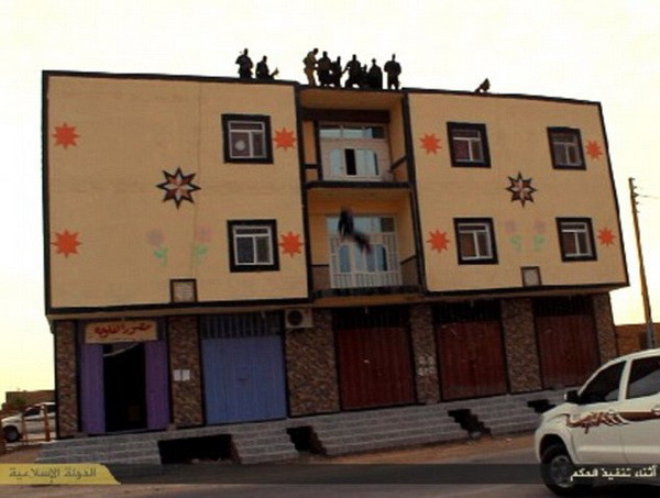 Phiến quân IS ném người đàn ông đồng tính từ nóc nhà xuống đất ảnh 1