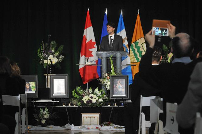 Thủ tướng Canada Justin Trudeau phát biểu tại lễ cầu nguyện cho 57 nạn nhân nước này thiệt mạng trong vụ rơi máy bay ở Iran, ngày 12/1/2020. (Ảnh: AFP/TTXVN) Vụ máy bay Ukraine rơi: Canada cân nhắc đền bù cho gia đình nạn nhân ảnh 1
