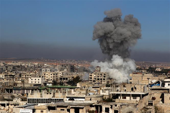 Khói bốc lên sau một cuộc không kích ở quận Maaret al-Numan, tỉnh Idlib, Syria. (Ảnh: AFP/TTXVN) Syria: Giao tranh ác liệt tại tỉnh Idlib khiến gần 40 người thiệt mạng ảnh 1