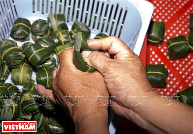 Thưởng thức vị chua dịu ngọt, ăn mãi không chán của nem Thủ Đức ảnh 10