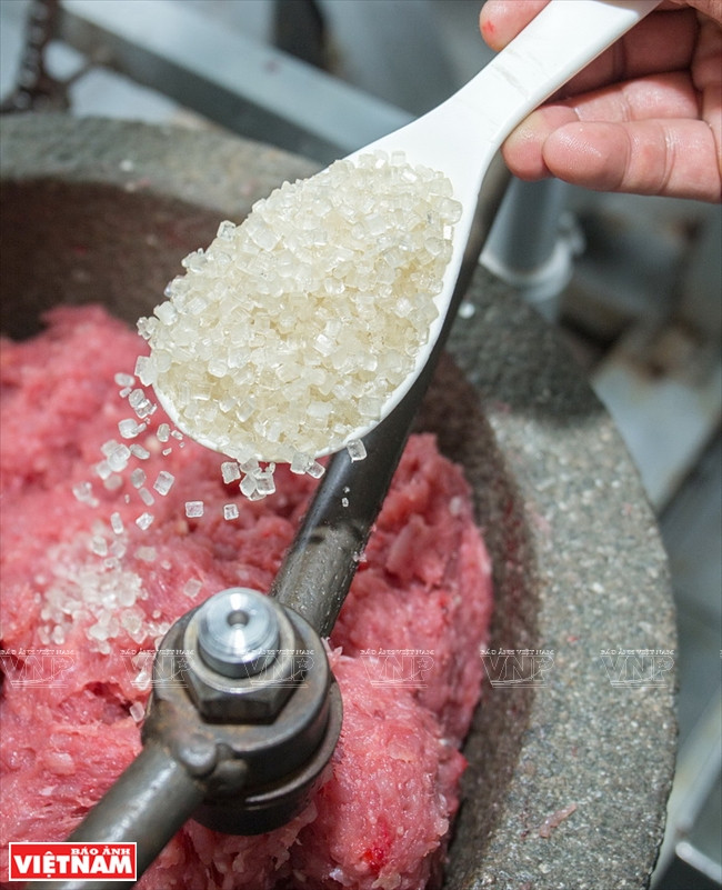 Thưởng thức vị chua dịu ngọt, ăn mãi không chán của nem Thủ Đức ảnh 2