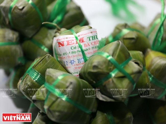 Thưởng thức vị chua dịu ngọt, ăn mãi không chán của nem Thủ Đức ảnh 12