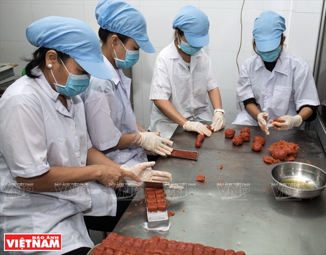 Thưởng thức vị chua dịu ngọt, ăn mãi không chán của nem Thủ Đức ảnh 6