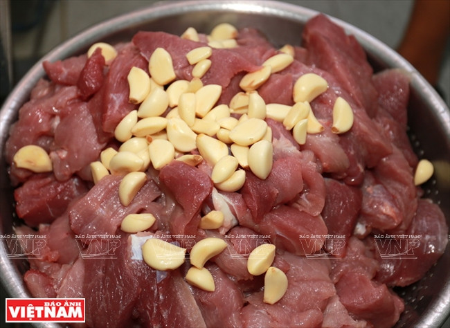 Thưởng thức vị chua dịu ngọt, ăn mãi không chán của nem Thủ Đức ảnh 1