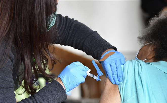 Tiêm vaccine ngừa COVID-19 tại Los Angeles, California, Mỹ. (Ảnh: AFP/TTXVN) Mỹ: Bang California thưởng tiền khuyến khích người dân tiêm vaccine ảnh 1