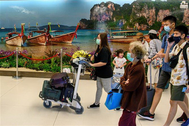 Khách du lịch tới sân bay quốc tế Phuket, Thái Lan năm 2020. (Ảnh: AFP/TTXVN) Thái Lan: Phuket dự kiến mở cửa cho du khách nước ngoài từ 1/7 ảnh 1