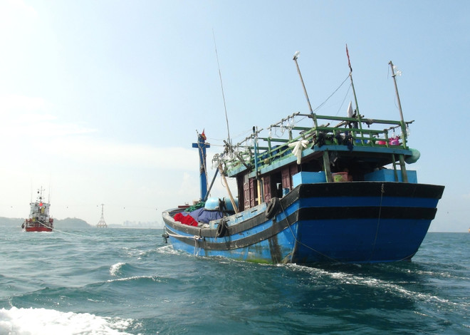 Bình Định khẩn trương cứu nạn tàu cá hỏng máy trôi dạt trên biển ảnh 1