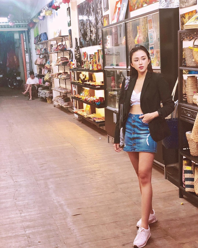 Hồ Ngọc Hà và loạt sao “ướp lạnh” ngày hè với trang phục gợi cảm ảnh 13