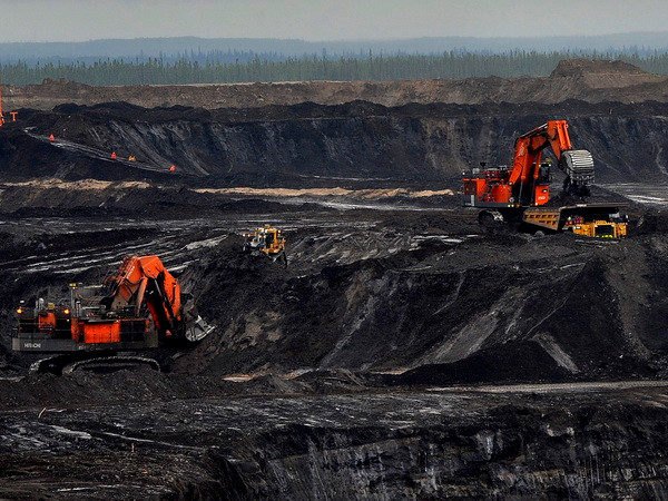 Cháy rừng giảm, các công ty dầu cát Canada hoạt động trở lại ảnh 1