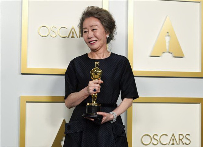 Nữ diễn viên Youn Yuh-jung nhận giải thưởng Oscar dành cho Nữ diễn viên phụ xuất sắc nhất tại Los Angeles, Mỹ, ngày 25/4/2021. (Ảnh: AFP/TTXVN) Người Hàn Quốc ăn mừng chiến thắng Oscar của diễn viên Youn Yuh-jung ảnh 1