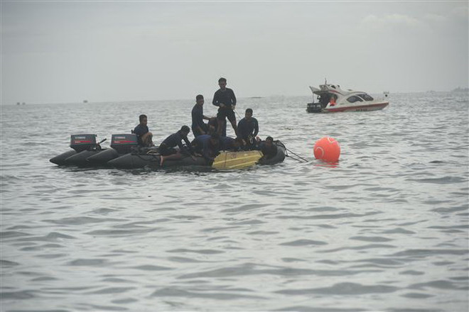 Vụ máy bay rơi tại Indonesia: Kéo dài chiến dịch tìm kiếm, cứu nạn ảnh 1