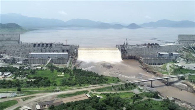 Công trình xây dựng đập thủy điện Đại Phục Hưng ở Guba, Ethiopia. (Ảnh: AFP/TTXVN) Các siêu dự án cơ sở hạ tầng đang định hình tương lai châu Phi ảnh 1