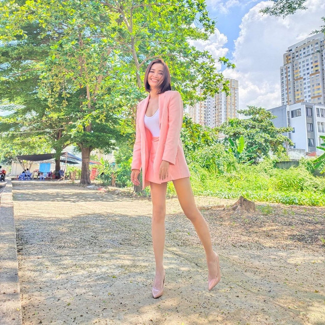 Street style khoe dáng nuột nà và ăn gian tuổi của mỹ nhân Việt ảnh 10