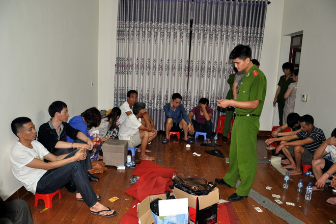 Các đối tượng tại sới bạc. (Ảnh: Mạnh Tú/Vietnam+) Công an Hải Dương bắt quả tang vụ đánh bạc và chế tạo súng ảnh 1