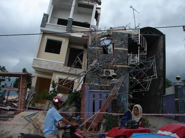 Sập nhà 4 tầng đang hoàn thiện thi công, 12 người thoát nạn ảnh 1