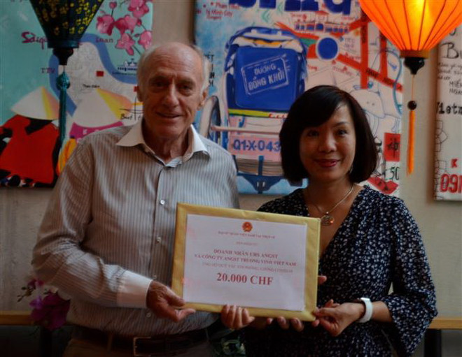 Đại sứ Lê Linh Lan tiếp nhận đóng góp 20.000 CHF cho Quỹ vaccine của doanh nhân Thụy Sĩ Urs Angst. (Ảnh: Tố Uyên/TTXVN) Người Việt và doanh nghiệp tại Thụy Sĩ đóng góp cho Quỹ vaccine ảnh 1