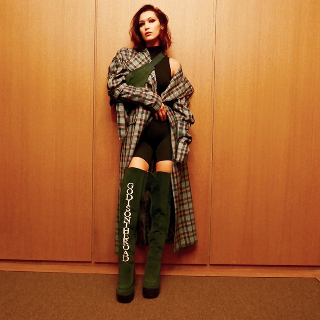 Boots cao quá gối - ''bảo bối'' phải có của fashionista mùa Thu Đông ảnh 16