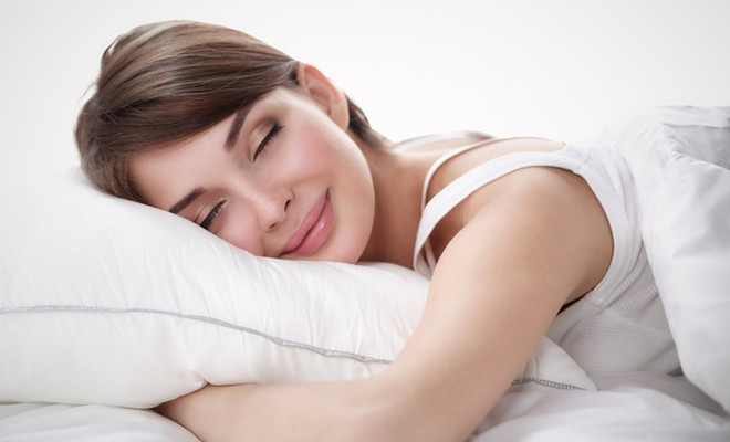 Dưỡng tóc khi ngủ - cách đơn giản giúp tóc hết xơ rối, gãy rụng ảnh 2