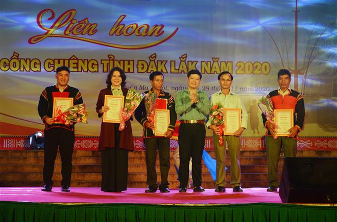 Trao giải cho tiết mục đạt giải A. (Ảnh: Hoài Thu/TTXVN) Lầu đầu tiên diễn ra Liên hoan văn hóa cồng chiêng tỉnh Đắk Lắk ảnh 2