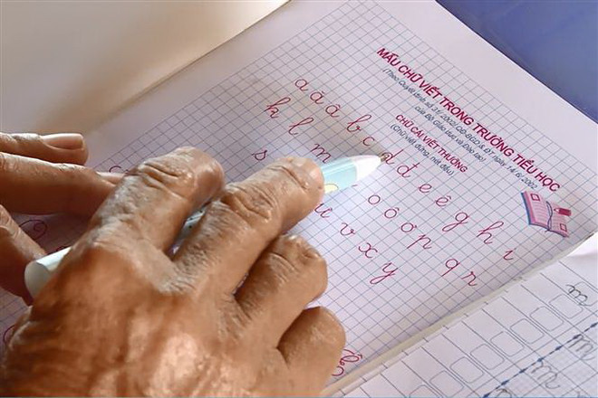 Người thầy giáo đặc biệt gieo chữ trên khu vực lòng hồ Trị An ảnh 2