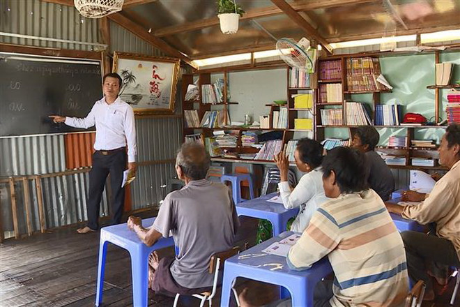 Người thầy giáo đặc biệt gieo chữ trên khu vực lòng hồ Trị An ảnh 1