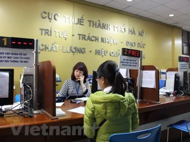 Người dân thực hiện thủ tục về thuế. (Ảnh: PV/Vietnam+) cai cach hanh chinh2.JPG