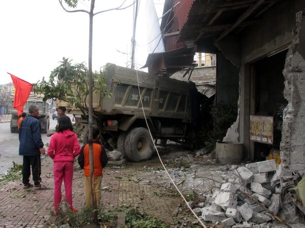 Phú Yên: Xe tải đâm trực diện vào nhà dân gây nhiều thiệt hại ảnh 1