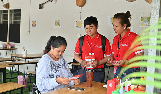 Nhân viên Metfone tư vấn cho khách hàng (Nguồn: Khmer Times) Metfone nhận giải nhà mạng có dịch vụ internet tốt nhất Campuchia 2022 ảnh 1