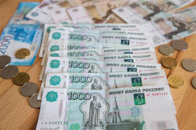 Đồng ruble của Nga. (Ảnh: AFP/TTXVN) Đồng ruble tiến sát mức 70 ruble/USD trước thềm Năm mới 2023 ảnh 1