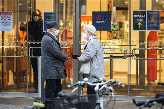 Người dân đeo khẩu trang phòng dịch COVID-19 tại Berlin, Đức. (Ảnh: THX/TTXVN) Giới chức Liên minh châu Âu cảnh báo các biến thể mới của SARS-CoV-2 ảnh 1