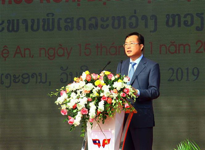 Phó Trưởng Ban Tuyên giáo Trung ương Bùi Trường Giang phát biểu tại Lễ khai mạc. (Ảnh: Tá Chuyên/TTXVN) Nhiều hoạt động trong Ngày hội thắm tình hữu nghị đặc biệt Việt-Lào ảnh 1