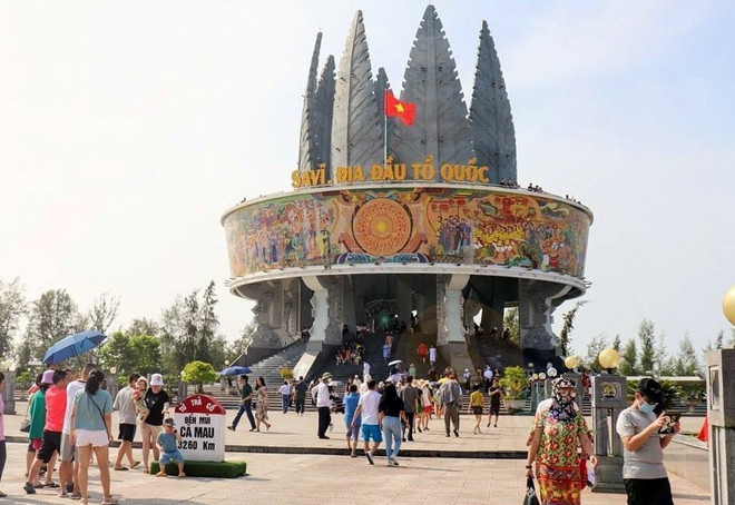 Khách du lịch đến tham quan Khu du lịch Sa Vĩ, Móng Cái. (Ảnh: TTXVN phát) ttxvn-du lich quang ninh2.jpg