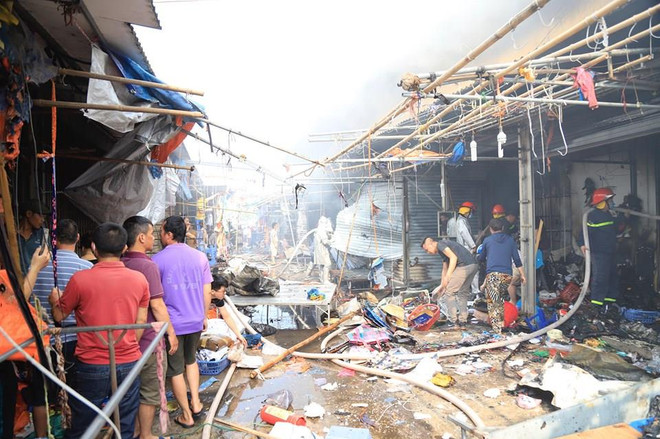 (Ảnh: Sơn Bách/Vietnam+) Hà Nội: Cháy lớn tại khu vực bán vải và quần áo ở chợ Tó ảnh 8