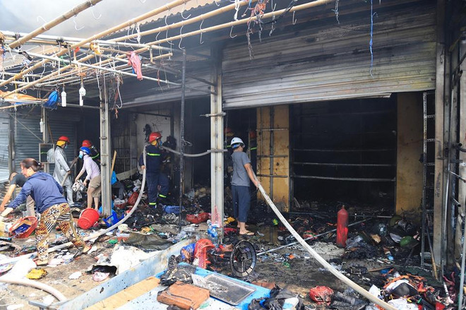 (Ảnh: Sơn Bách/Vietnam+) Hà Nội: Cháy lớn tại khu vực bán vải và quần áo ở chợ Tó ảnh 4