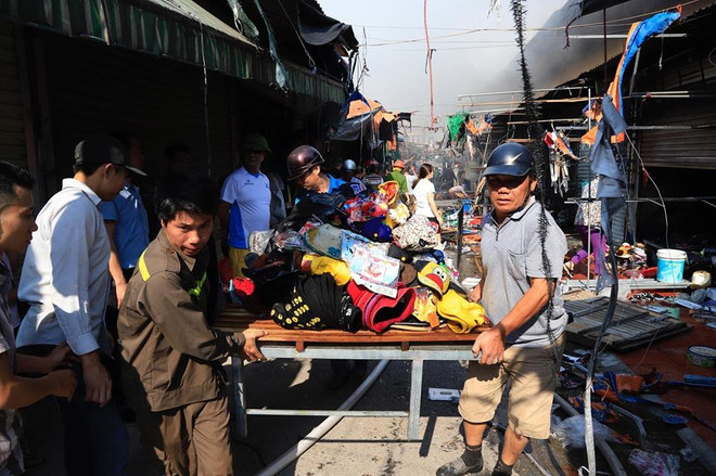 (Ảnh: Sơn Bách/Vietnam+) Hà Nội: Cháy lớn tại khu vực bán vải và quần áo ở chợ Tó ảnh 2