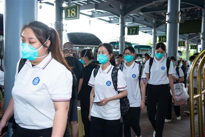 Nhân viên y tế được triển khai hỗ trợ phòng chống dịch COVID-19 tại Macau, Trung Quốc. (Ảnh: THX/TTXVN) Trung Quốc: Nhiều thành phố áp đặt biện pháp mới chống COVID-19 ảnh 1