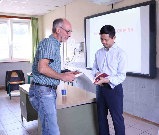 Lớp học về tư tưởng Hồ Chí Minh dành cho các học viên Bỉ ảnh 3