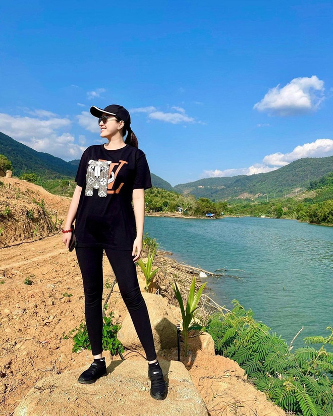 Chiêm ngưỡng loạt street style "cool" hết mức của dàn mỹ nhân Việt ảnh 31