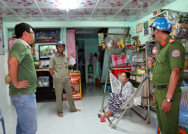 Chính quyền phường 1, thành phố Cà Mau tuyên truyền, vận động đồng bào dân tộc Khmer nâng cao ý thức phòng tránh bão . (Ảnh: Kim Há/TTXVN) Khẩn trương di dời dân và tàu thuyền đến nơi tránh trú an toàn ảnh 1
