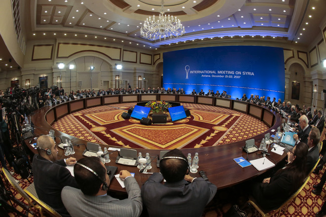 Toàn cảnh vòng đàm phán thứ 8 về Syria ở Astana ngày 22/12. (Nguồn: AFP/TTXVN) Syria coi hiện diện quân sự của Thổ Nhĩ Kỳ, Mỹ là hành động xâm lược ảnh 1