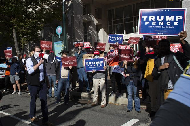 Những người ủng hộ Tổng thống Mỹ Donald Trump biểu tình tại thành phố Philadelphia, bang Pennsylvania ngày 5/11/2020. (Ảnh: AFP/TTXVN) Mỹ: Nhiều nhóm lên kế hoạch biểu tình ủng hộ Tổng thống Trump ảnh 1